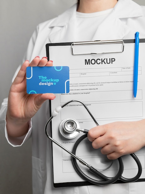 Médico de vista frontal segurando cartão e estetoscópio