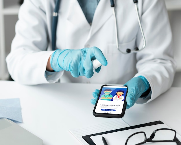 Medico donna che tiene uno smartphone mock-up