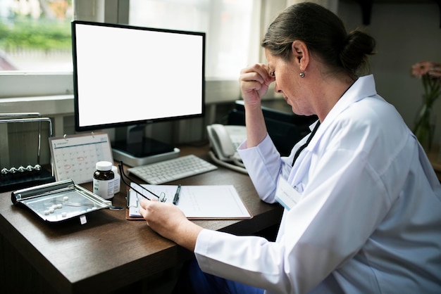 Médico escrevendo uma receita