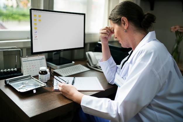 Médico escrevendo uma receita