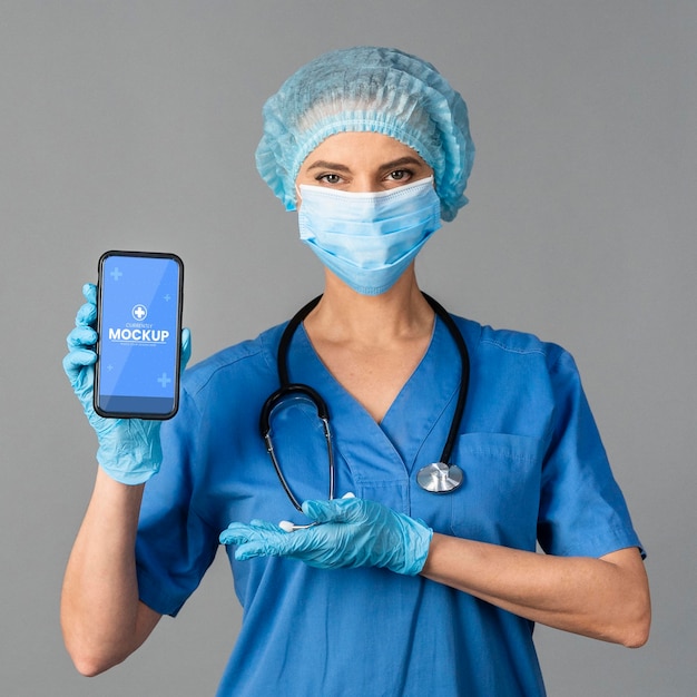 PSD médico segurando smartphone com tiro médio
