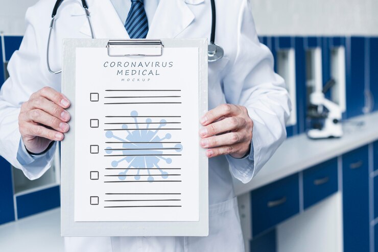PSD médico sorridente segurando um mock-up de papel médico plano médio