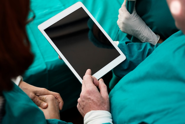 Médicos usando tablet digital