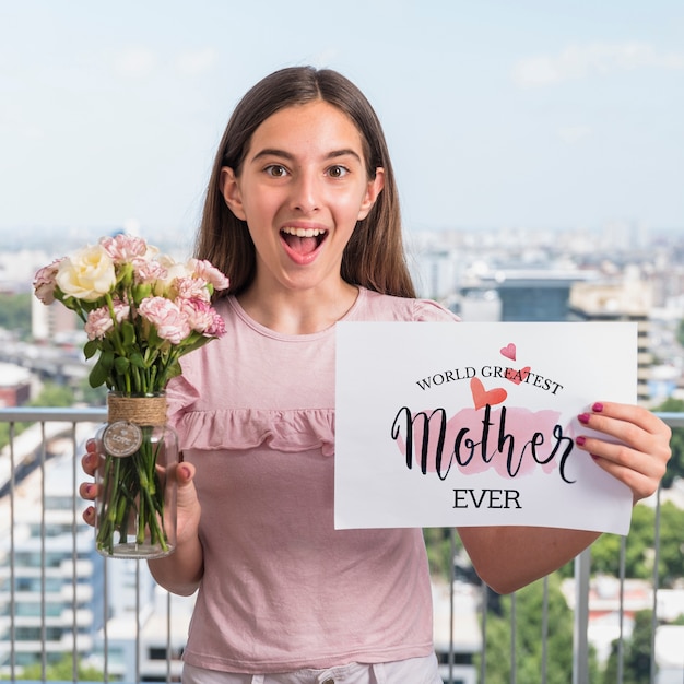 Menina apresentando papel maquete para dia das mães