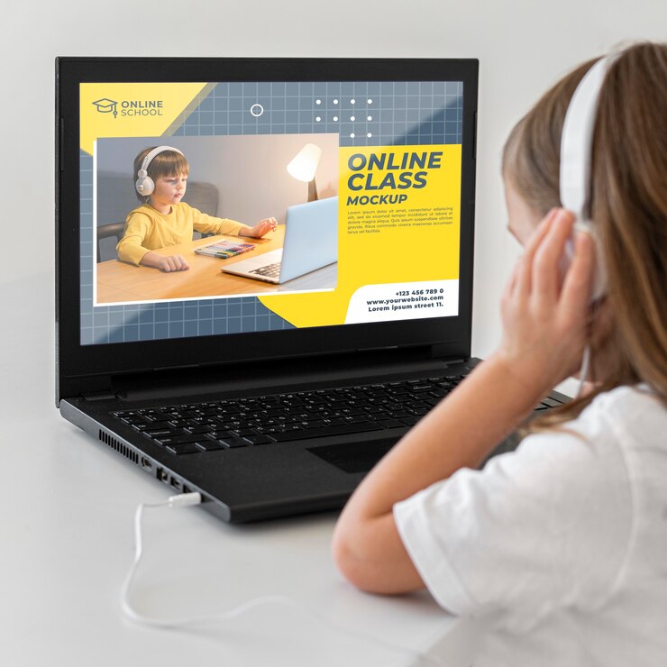 PSD menina com fones de ouvido usando laptop