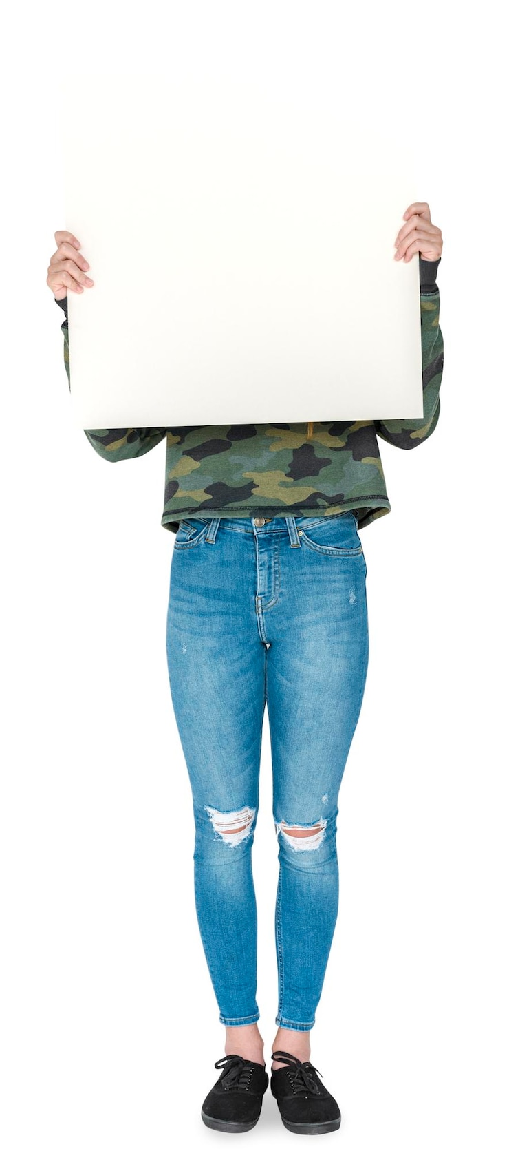 PSD menina com o rosto coberto de pé e segurando um cartaz vazio