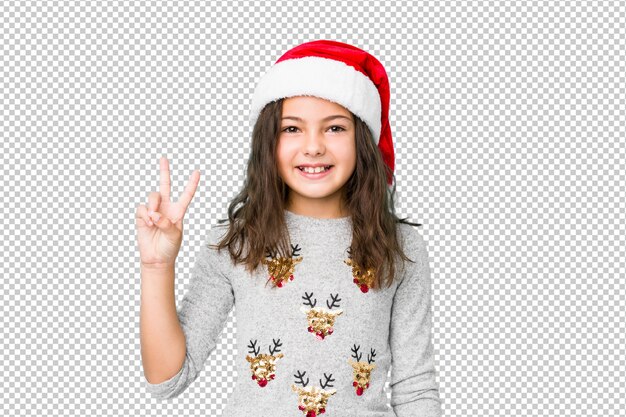 PSD menina comemorando o dia de natal, mostrando sinal de vitória e sorrindo amplamente.