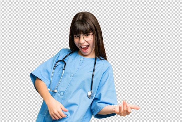 Menina como um cirurgião médico sobre isolado chroma chave fundo fazendo gesto de guitarra