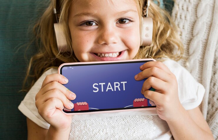 PSD menina jogando um jogo para celular