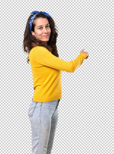Menina jovem, com, amarela, suéter, e, azul, bandana, ligado, dela, cabeça apontando, costas