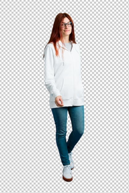 Menina nova do ruivo em uma camiseta branca urbana com passeio dos vidros. Gesto de movimento.