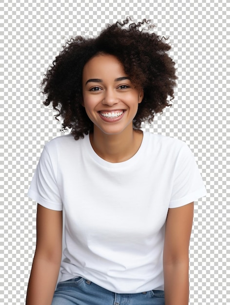 Menina rindo positiva sorrindo para a câmera vestindo uma camiseta branca no fundo transparente