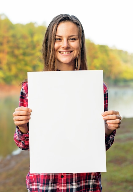 PSD menina segurando o conceito de cartaz em branco