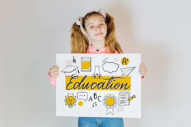 Menina, segurando, papel, maquete