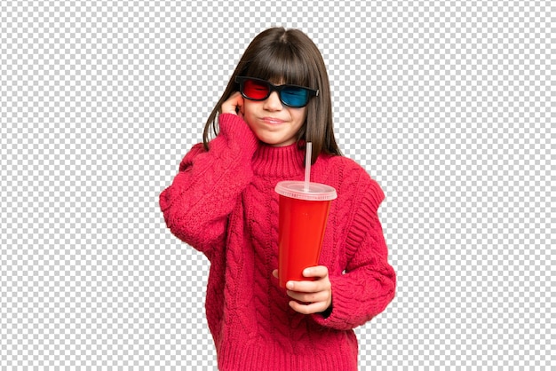 Menina segurando refrigerante sobre fundo croma chave isolado frustrado e cobrindo as orelhas