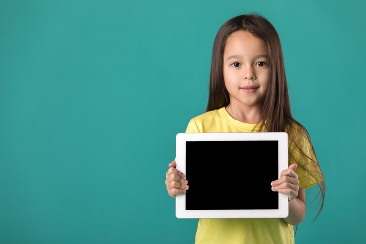 PSD menina segurando um tablet em branco