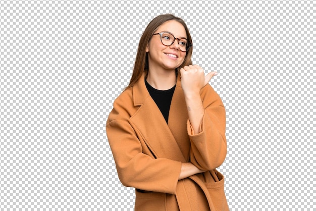 Menina sobre fundo de chave de croma verde isolado com expressão de surpresa enquanto olha para o lado