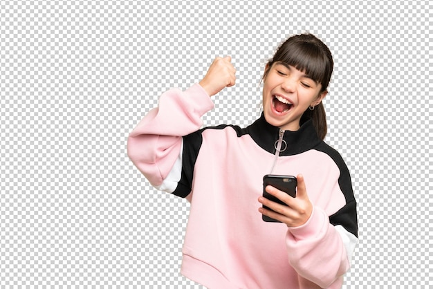 Menina sobre isolado verde chroma chave fundo com telefone na posição de vitória