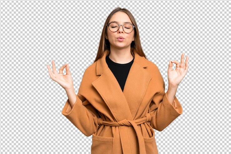 PSD menina sobre isolado verde chroma chave fundo feliz e sorridente cobrindo a boca com a mão