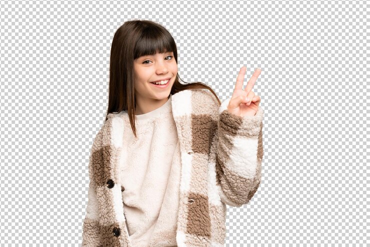 PSD menina sobre isolado verde chroma chave fundo sorrindo e mostrando sinal de vitória