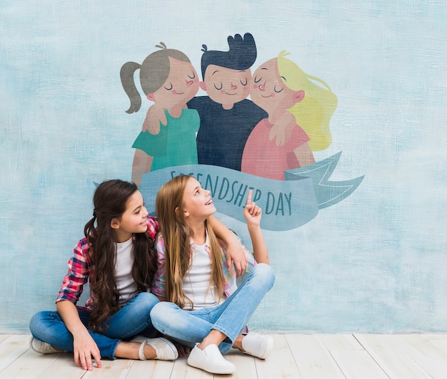 Meninas, frente, um, parede, com, um, caricatura, mock-up