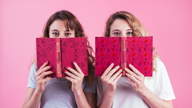 Meninas jovens, segurando, livro, cobertura, mockup