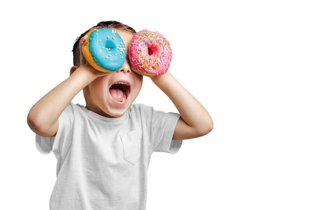 Menino bonito feliz está se divertindo brincando com donuts em fundo png foto brilhante de uma criança