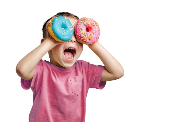 Menino bonito feliz está se divertindo brincando com donuts em fundo png foto brilhante de uma criança