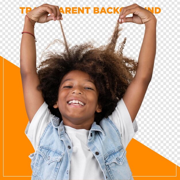 Menino com cabelo encaracolado puxando o cabelo para cima com fundo transparente