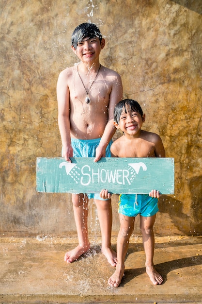 PSD meninos tomando banho em uma piscina