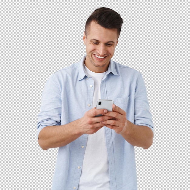 Mensajes de comunicación y concepto de estilo de vida en línea Un hombre guapo y alegre que envía mensajes de texto a un amigo chatea con personas que usan una aplicación de teléfono inteligente que sostiene un teléfono móvil y muestra una sonrisa complacida