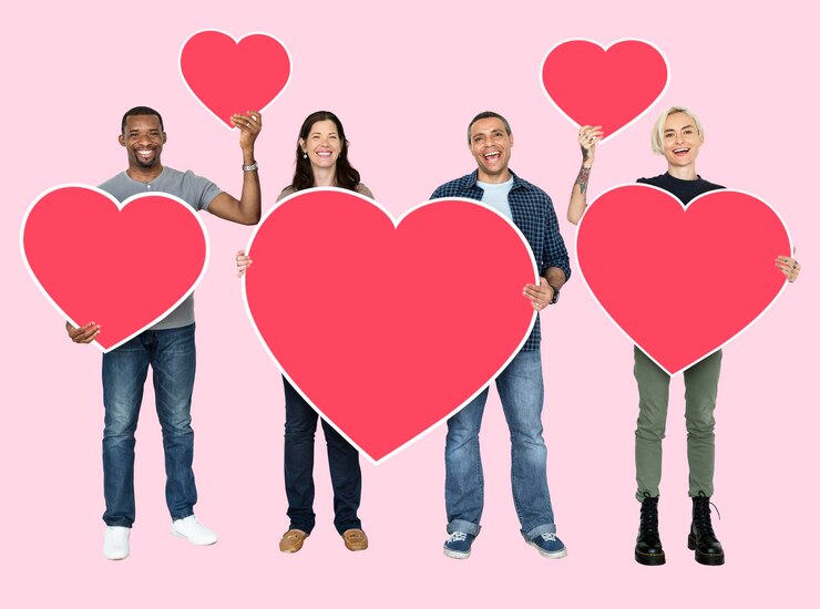 PSD menschen, die herzzeichen-mockups in der hand halten