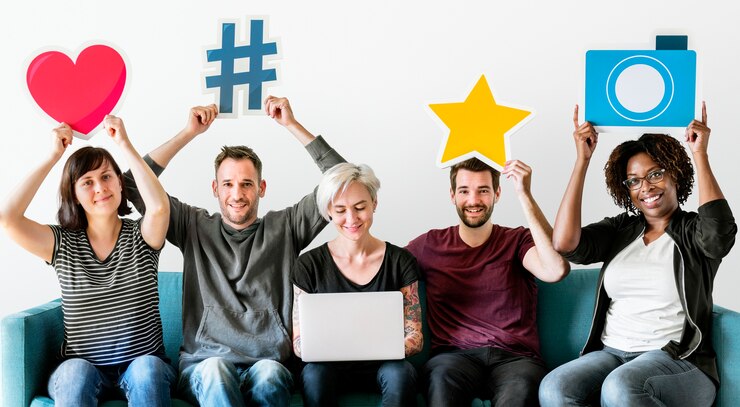 PSD menschen mit social-media-konzept