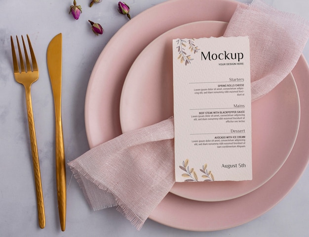 Menu de primavera com pratos e talheres planos