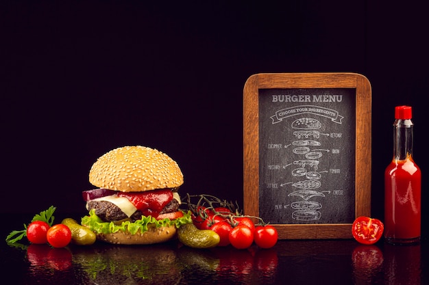 Menú de hamburguesas realista con verduras y salsa de tomate.