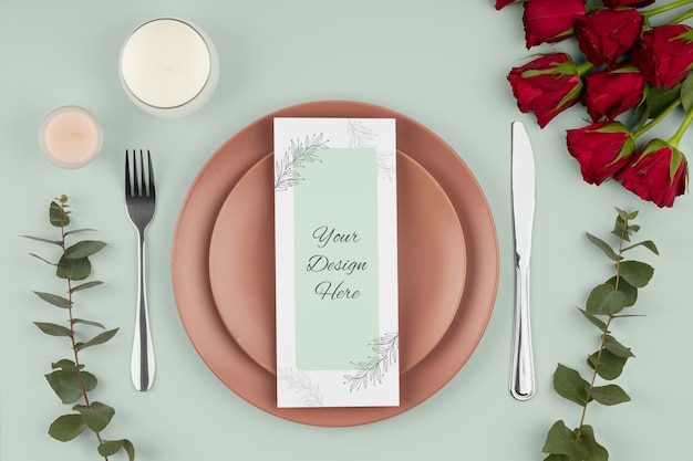 Menu de mariage sur assiette à plat