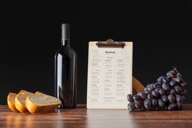 Menü für Restaurant mit Brot und Wein
