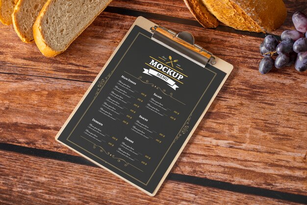 Menü für Restaurant mit Brot und Wein