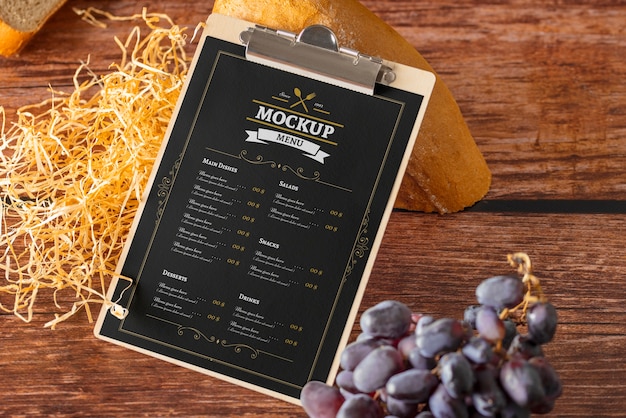 Menü für Restaurant mit Brot und Wein