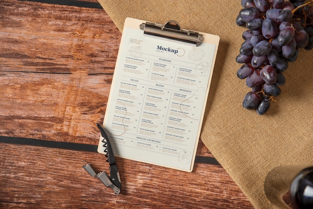 Menü für Restaurant mit Brot und Wein