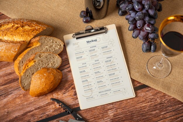 Menü für Restaurant mit Brot und Wein