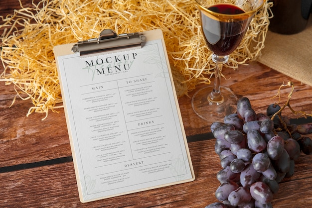 Menü für Restaurant mit Brot und Wein