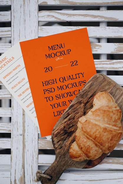 PSD menükarten mit croissant mockup