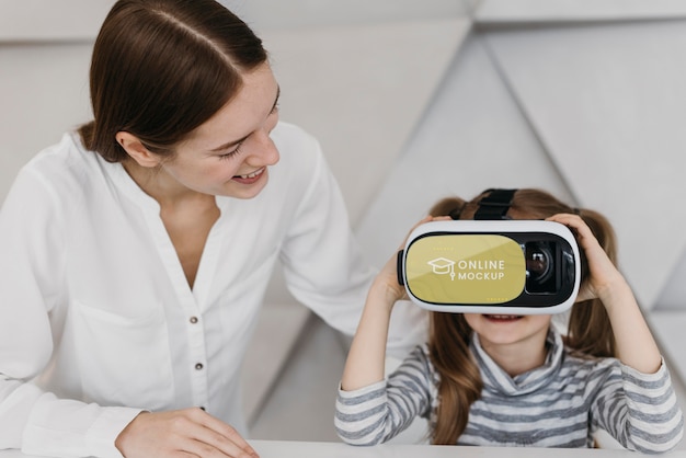 Mère Et Petite Fille Avec Casque De Réalité Virtuelle