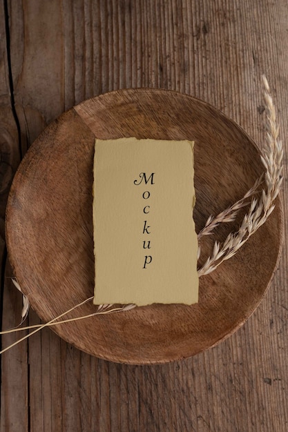 Mesa de boda con maqueta de invitación