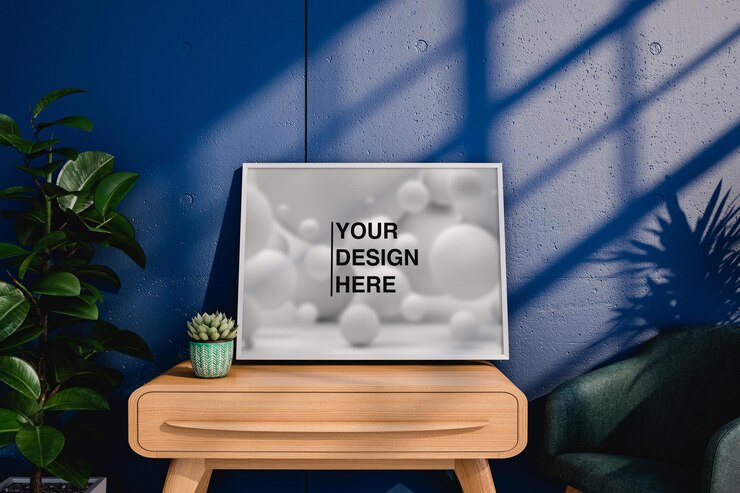 Mesa com suculenta em vaso e imagem de moldura Mockup localizada perto da poltrona contra a parede azul em casa
