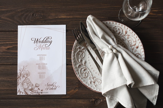 Mesa de jantar elegante de feriado com configuração de mesa festiva e maquete de cartão