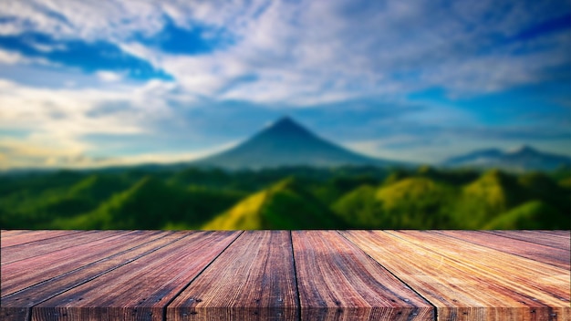 Mesa de madeira para exposição de produtos com vista para a montanha