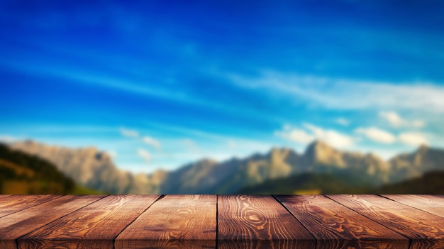 Mesa de madeira para exposição de produtos com vista para a montanha