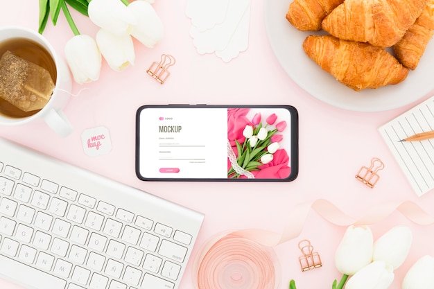 PSD mesa de vista superior com croissants e maquete de telefone